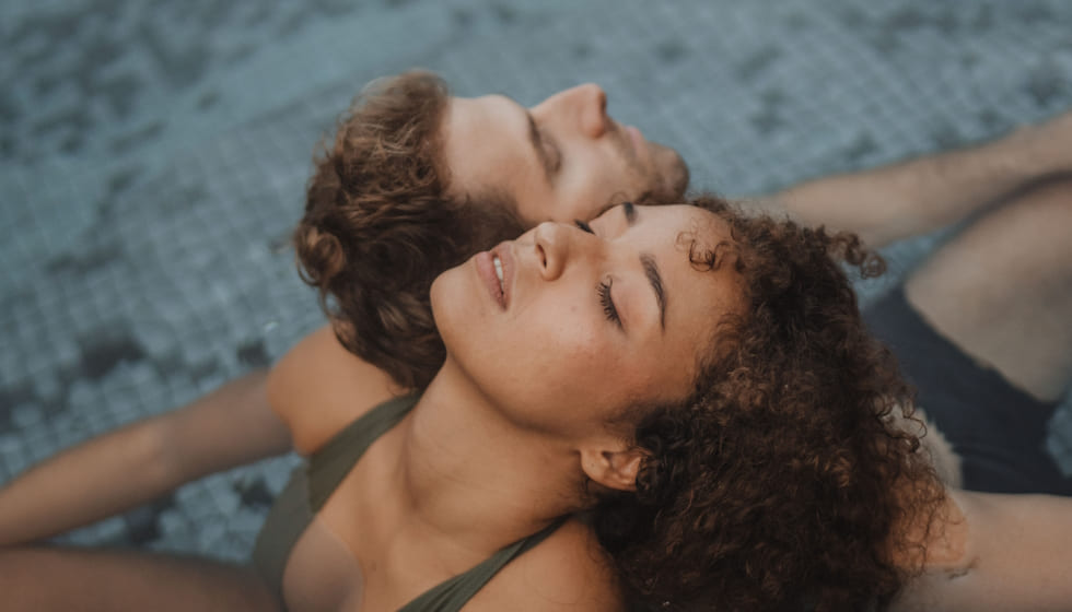 Couple détendu dans un bassin d'eau thermale