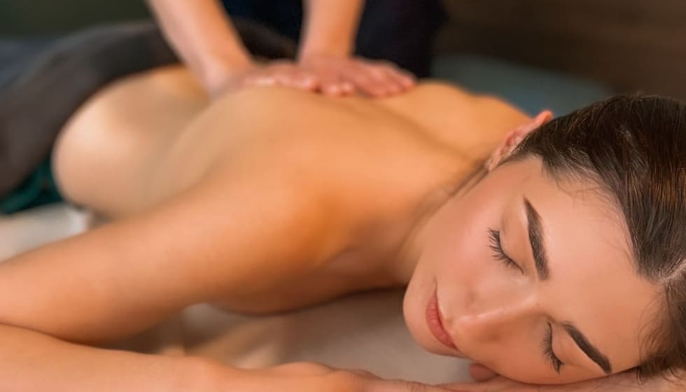 Femme pendant un massage harmonies lointaines