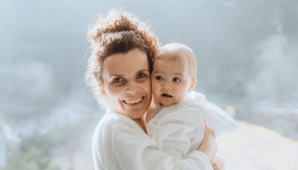 Maman heureuse avec son bébé au spa