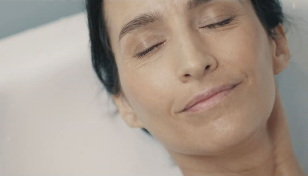 Femme curiste en dermatologie dans un bain d'eau thermale