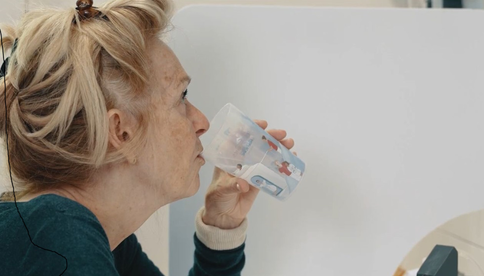 curiste voies respiratoires faisant un gargarisme