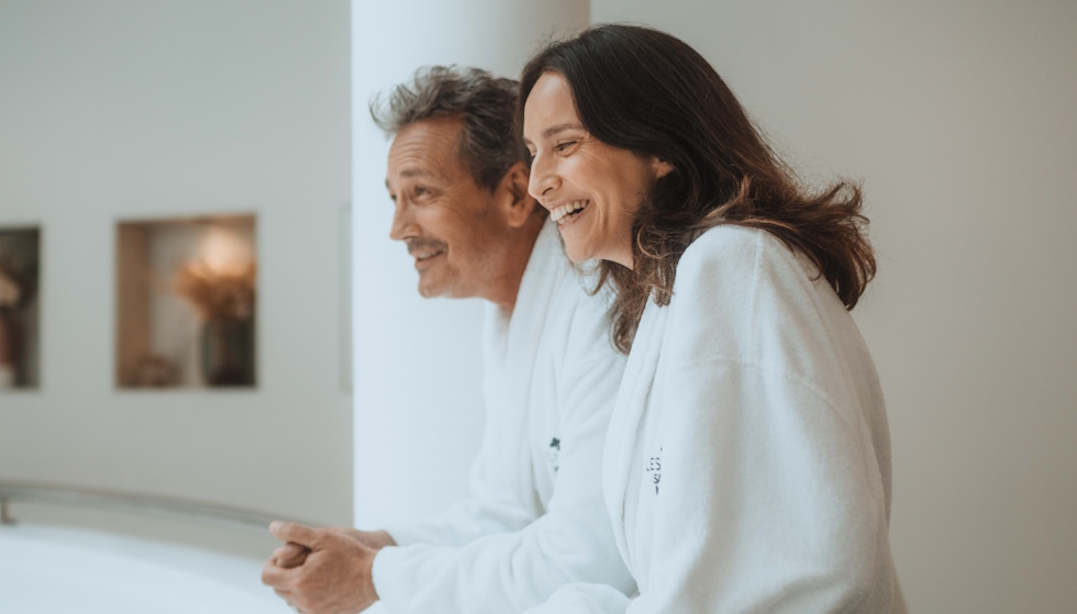 Couple qui rit en cure thermale