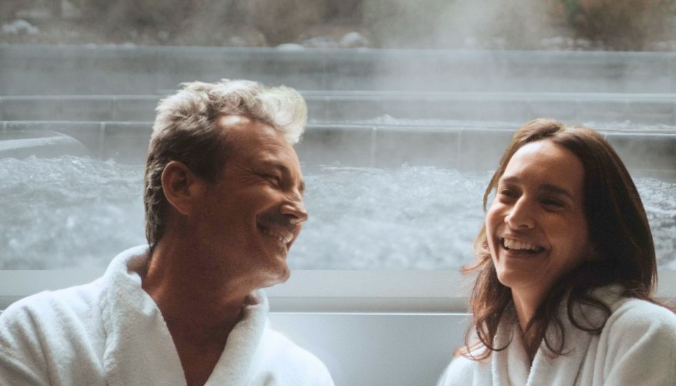 Couple souriant en cure thermale à Saint-Gervais