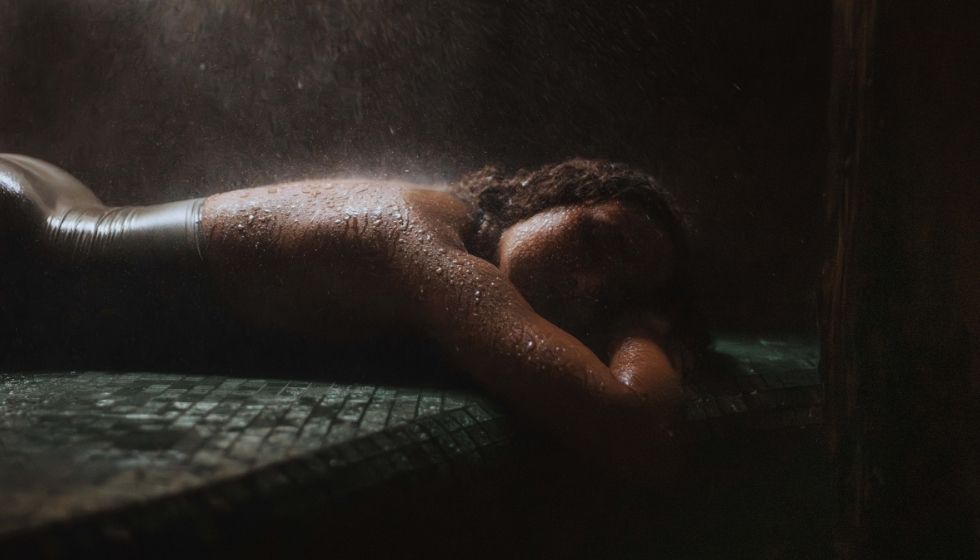 Femme sous une pluie d'eau thermale aux Thermes de Saint-Gervais.jpg