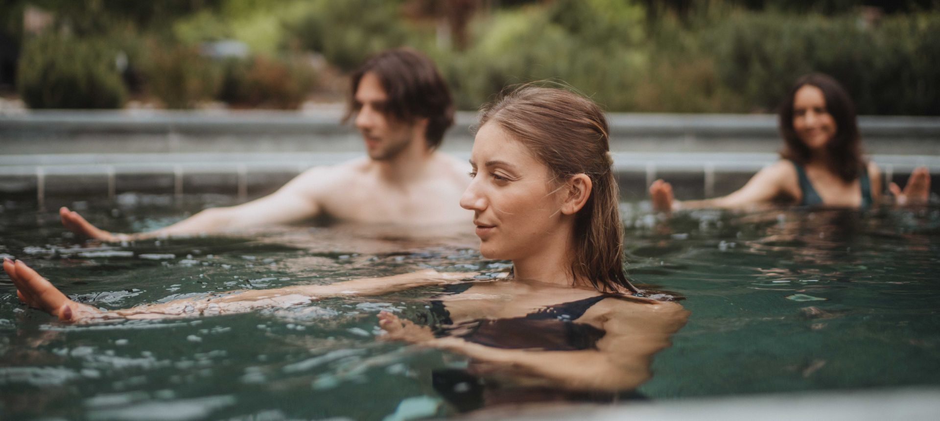 Activité physique adaptée dans un bassin d'eau thermale