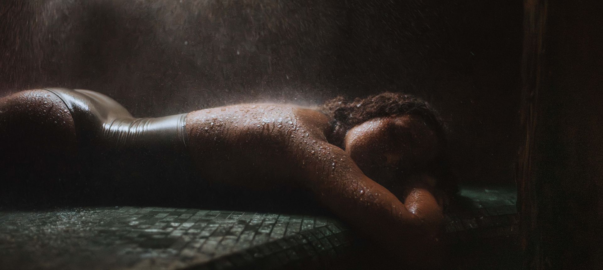 Femme sous une pluie d'eau thermale