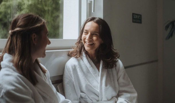 2 femmes en cure thermale qui rient