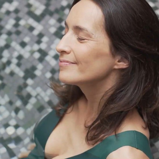 Femme détendue dans bassin d'eau thermale.jpg