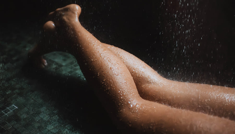 Jambes sous une pluie d'eau thermale
