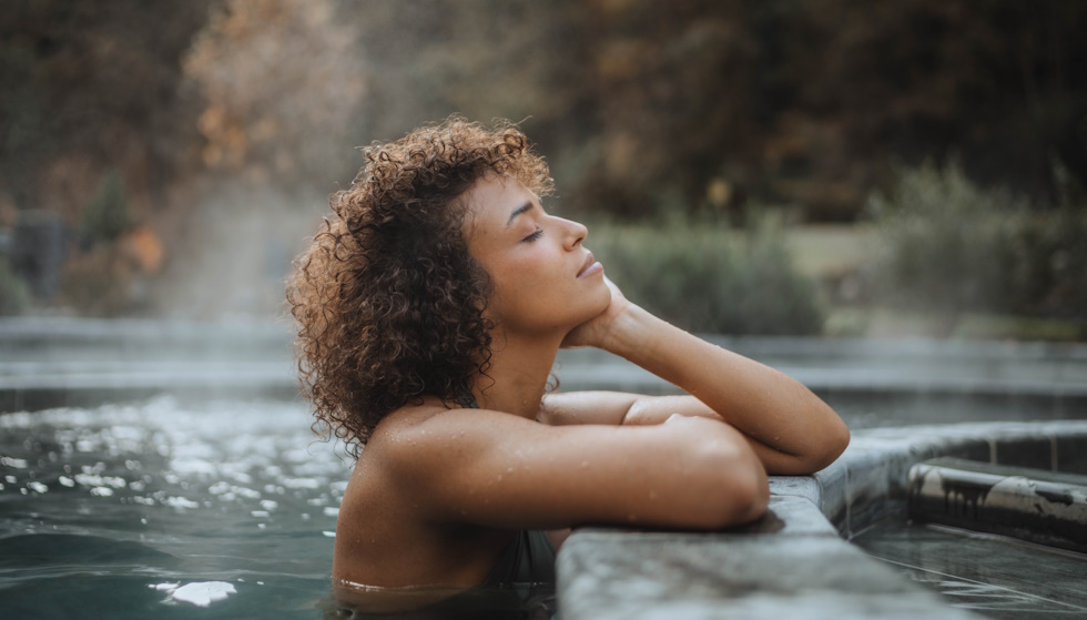 Femme détendue dans un bassin extérieur