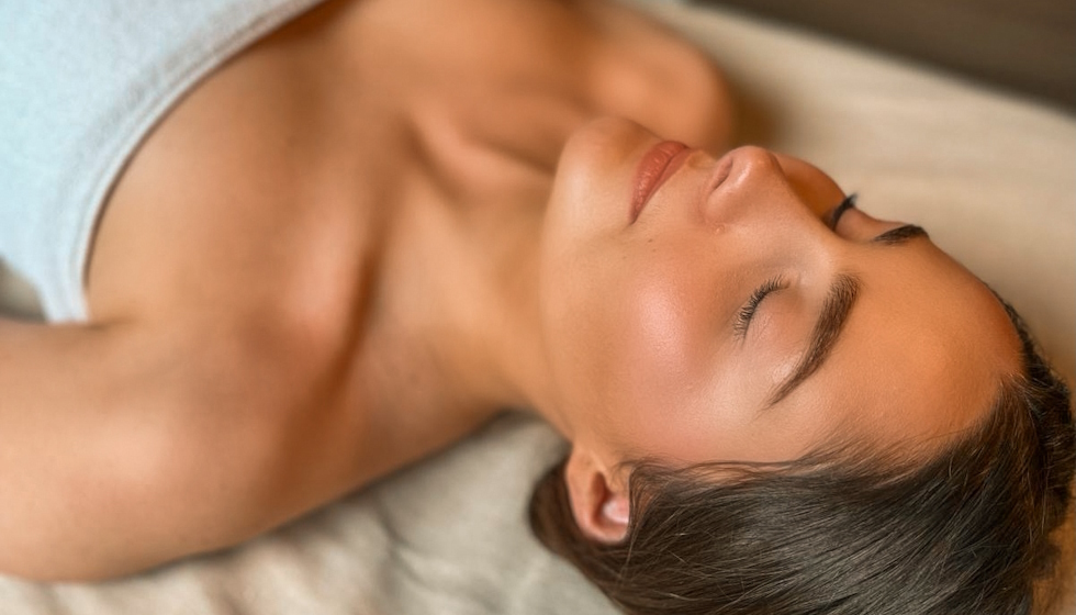 Femme détendue pendant un soin du visage éclat